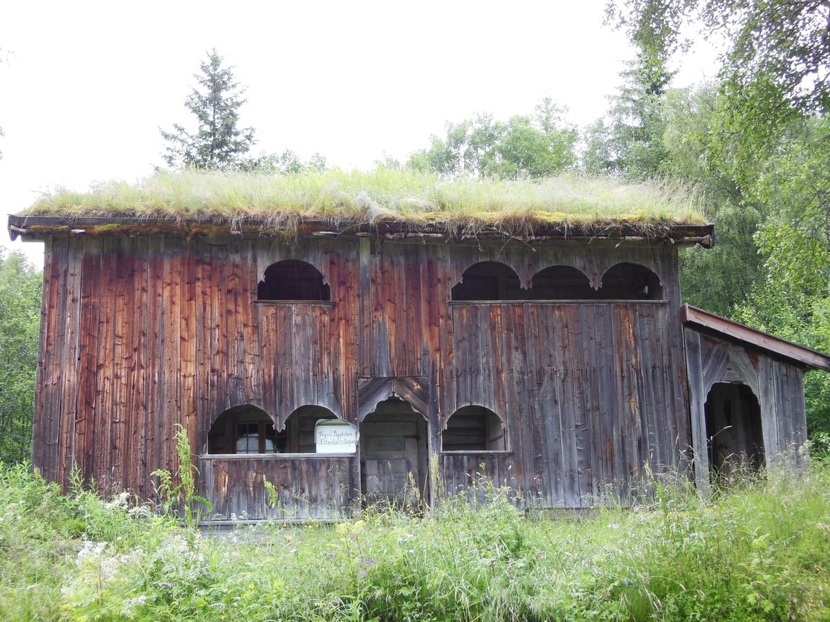 Loftstue med akershusisk grunnplan i første etasje og utvendig trapp, og svalgang kledd med bord i to etasjer.  Andre etasje har to loftsrom med hver sin dør fra svalgangen. Taket er tekket med never og torv. 
Det er bygd til en gang på den ene gavlveggen, med dør fra koven, og som har pulttak.