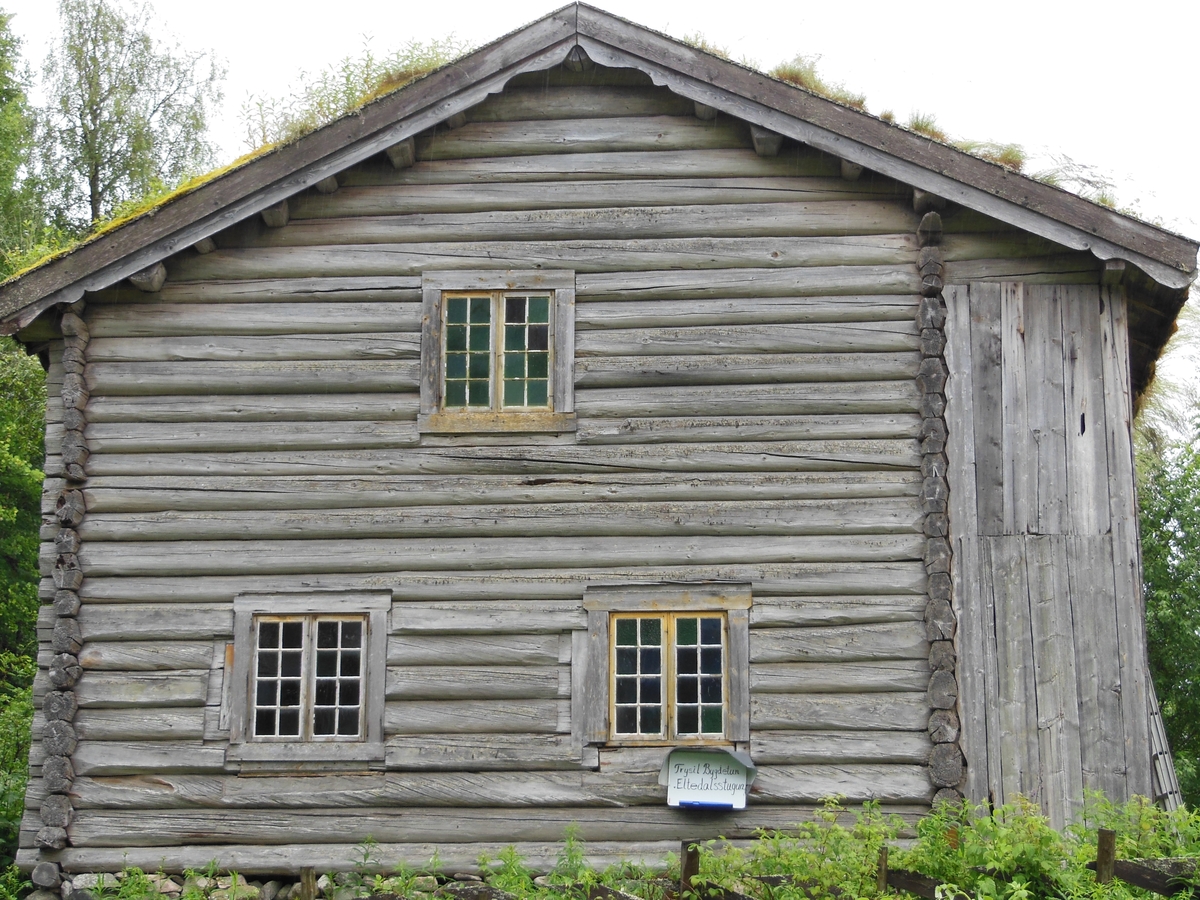 Loftstue med akershusisk grunnplan i første etasje og utvendig trapp, og svalgang kledd med bord i to etasjer.  Andre etasje har to loftsrom med hver sin dør fra svalgangen. Taket er tekket med never og torv. 
Det er bygd til en gang på den ene gavlveggen, med dør fra koven, og som har pulttak.