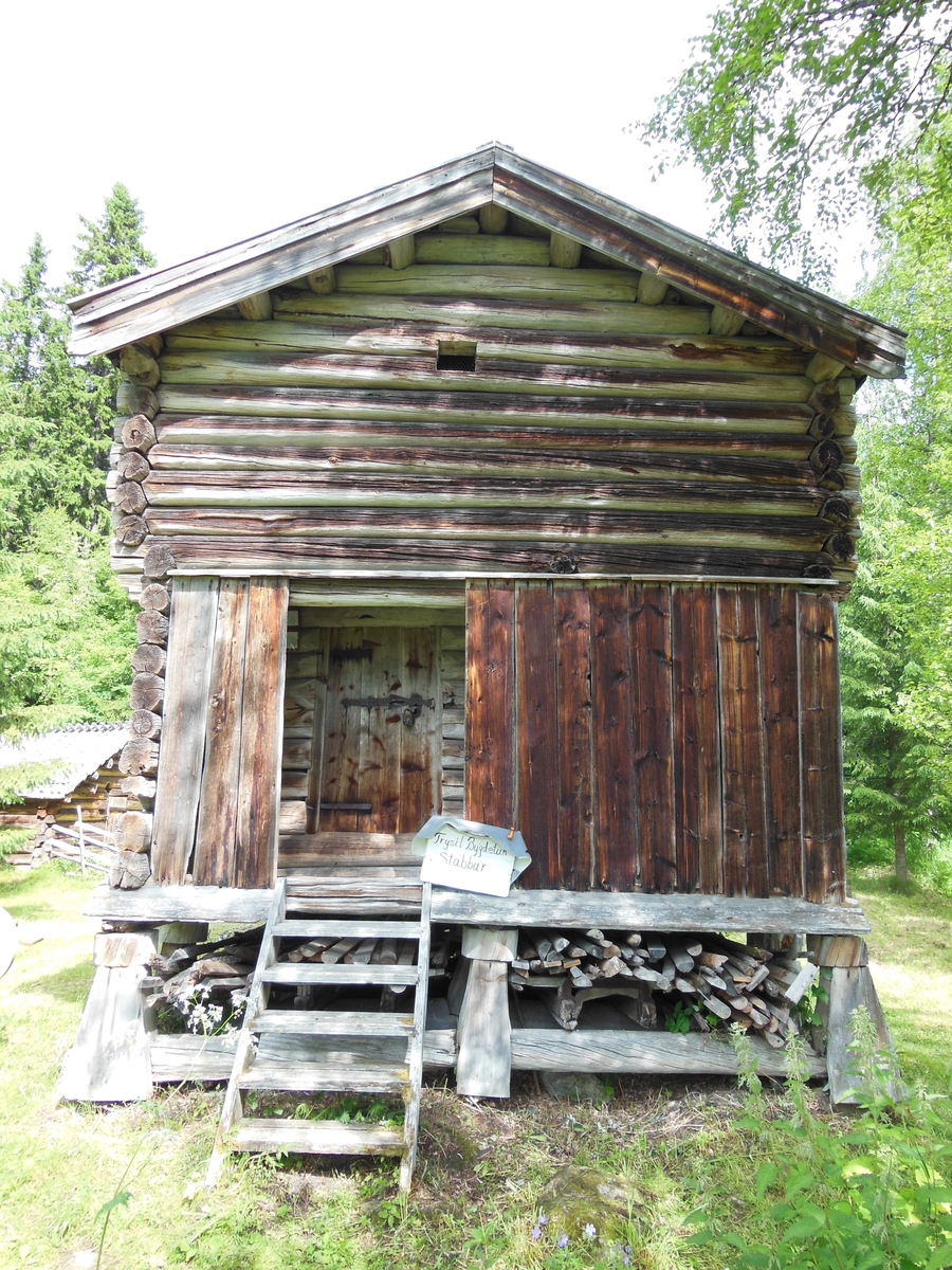 Stabburet er laftet i to etasjer og har bordtak. Foran inngangspartiet er det en svalgang med et mindre kott til høyre for døra.