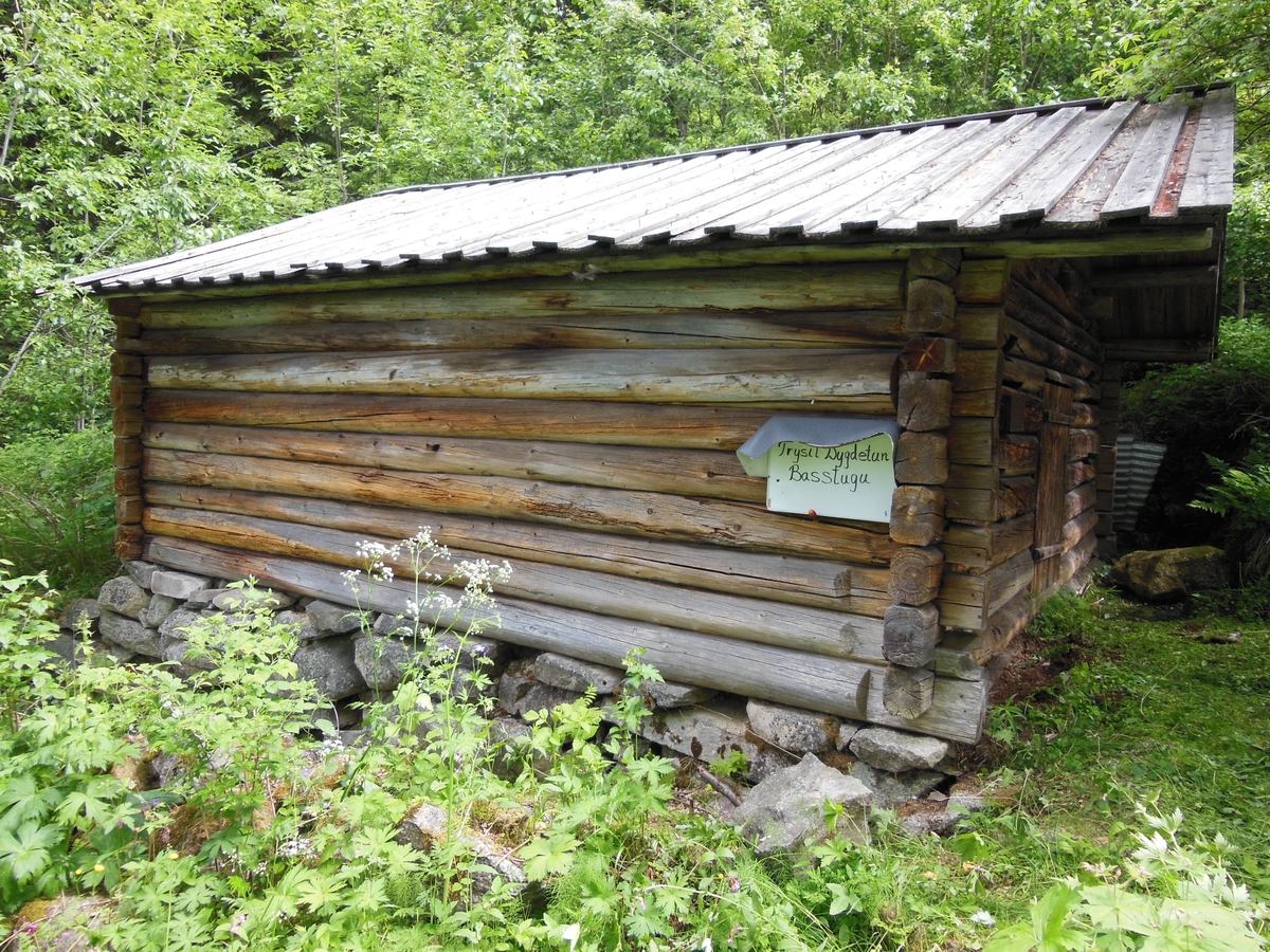 Laftet hus med bordtak og dør i gavlen, innredet med hvelvmurt røykeovn midt på gulvet og hjeller for tørking av bl.a. korn og hamp
