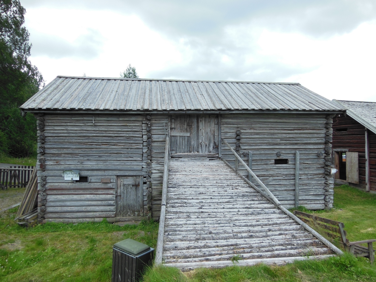 Låven er tømret i to høyder med tak av sagskårne bord lagt som under- og overligger. Stallen er plassert i første etasje inntil løa. Fôrdøra er plassert i gavlen mot vest og vender mot fjøset