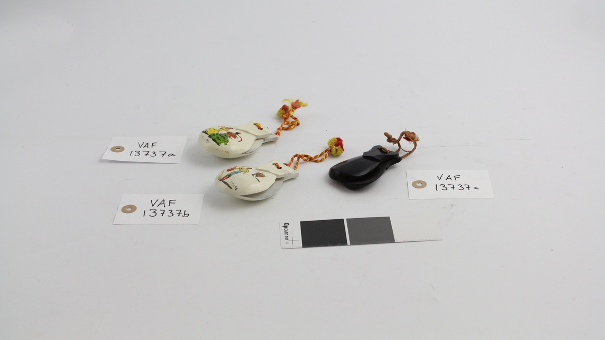 a) To dansende kvinner i kjoler med vide skjørt.
b) En tyrefekter og en okse.