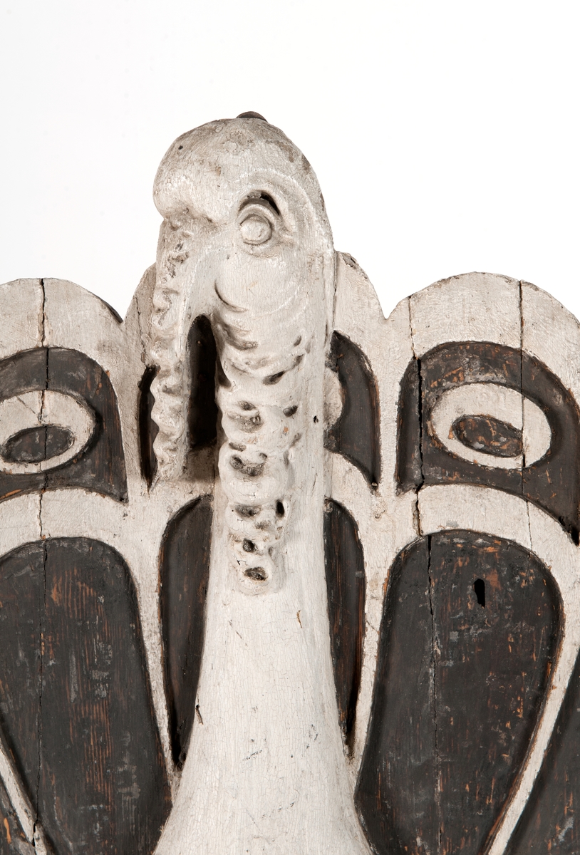 Akterspegelsornament, kalkon med utbredd stjärt fästad på förstärkt bottenplan.  Skulpturen avbildar i detalj en kalkon med subterminala oceller, Melagris ocellata, vars existens före 1820 var okänd. Med påfågel som det tidigare antagits, har skulpturen däremot ingen som helst likhet.