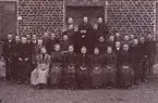 Konfirmandgrupp 1896, överst från vänster Fru Hilda Blom född Mårtensson, Alma Nordenberg, Ella Feuk dotter till kyrkoherde G A Feuk i Västra Ingelstad Pastor A M Nordenberg (i mitten).