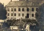 Gamla Torg Trelleborg 1922 fontänen prästens badkar invigs, den 12:te augusti år 1922 inviges den utaf Trelleborgs förskönings och  planteringsförening skänkta fontänen på gamla torget i Trelleborg. Grosshandlare Johan Kock öferlämnar fontänen till staden och Boktryckaren Nils Andersson mottager densamma å stadens vägnar. Stadsfullmäktige ordf. vice häradshövd. Synes å bilden(iklädd grå överrock och svart rundkullig hatt, under framhjulet av andra cykeln från höger, negnr. 3492, 3942?