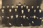 Tullverket, Kustbevakningskurs 1931, gruppfoto, stående aldra bakerst, 1 Oscar Andersson, 2 Ragnar Larsson, bakre ledet, 1 G Herström, 2 H Sjölin, 3 A Lövzander, 4 H Olsson, 5 N Hall, 6 F Bliks, 7A Persson, 8 H Lindahl, sittande, 1 Edvin Lundberg, 2 H Dahlström, 3 Otto Engström, 4 Kursledar(namn ökänd), 5 N Grafström, 6 Ivan Nilsson, 7 S Steen, på golvet, 1 A Lund, 2 E Persson, 3 G Green, 4 E B Nilsson, 65:715.