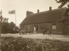 Markie skola med halmtak i Anderslöv, barnen leker framför skolan,  10536, foto: Bengtsson Trelleborg.