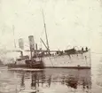 Ångaren Svea efter strandningen vid Stavsten, när ångaren bogserades in i Trelleborgs hamn av bärgningsbåten Sandhamn,1901, fotot skänkt av fru Annie Wallenberg 1937, acc-nummer 7416.