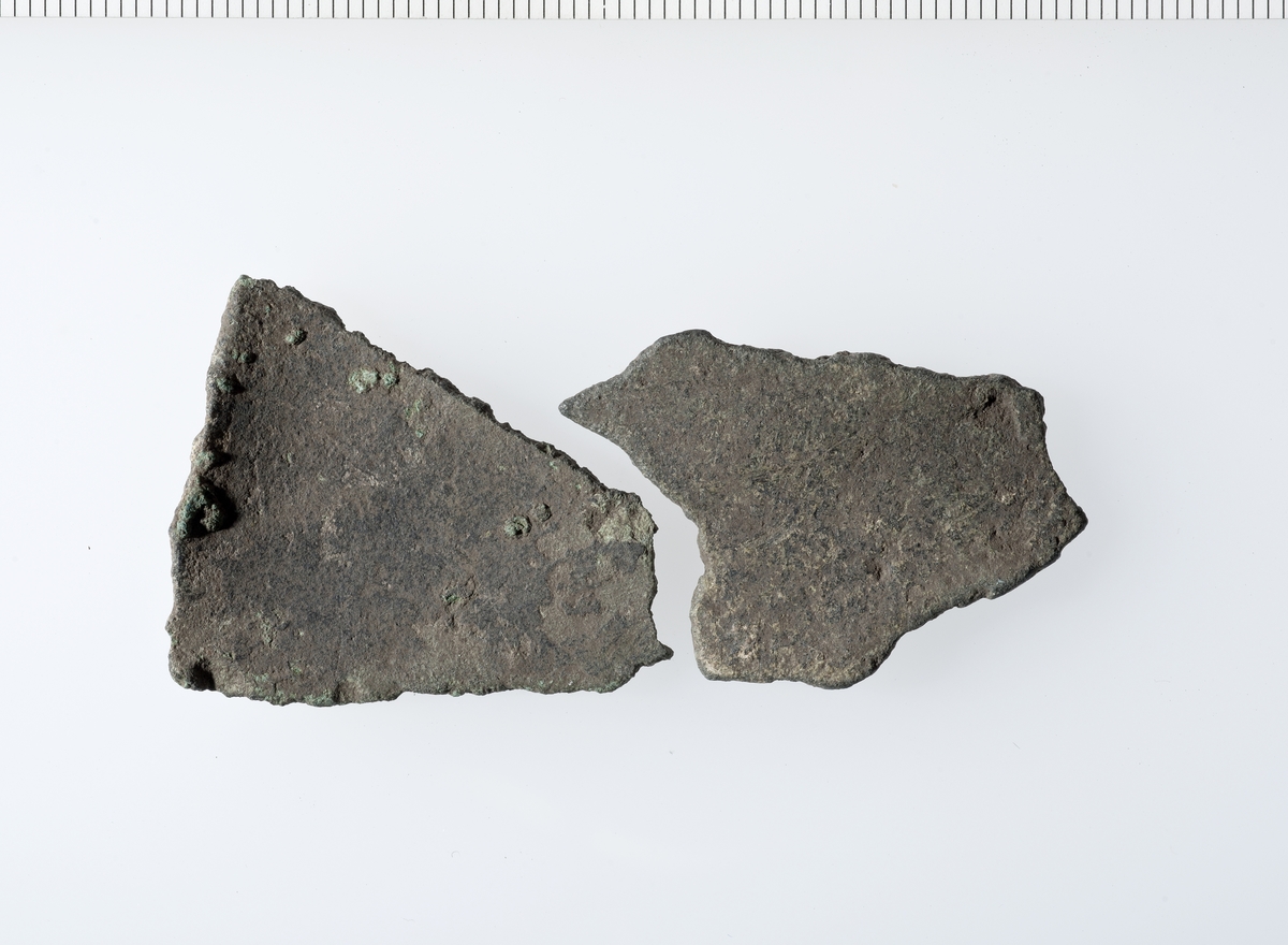 2 stk fragment av gryte. 