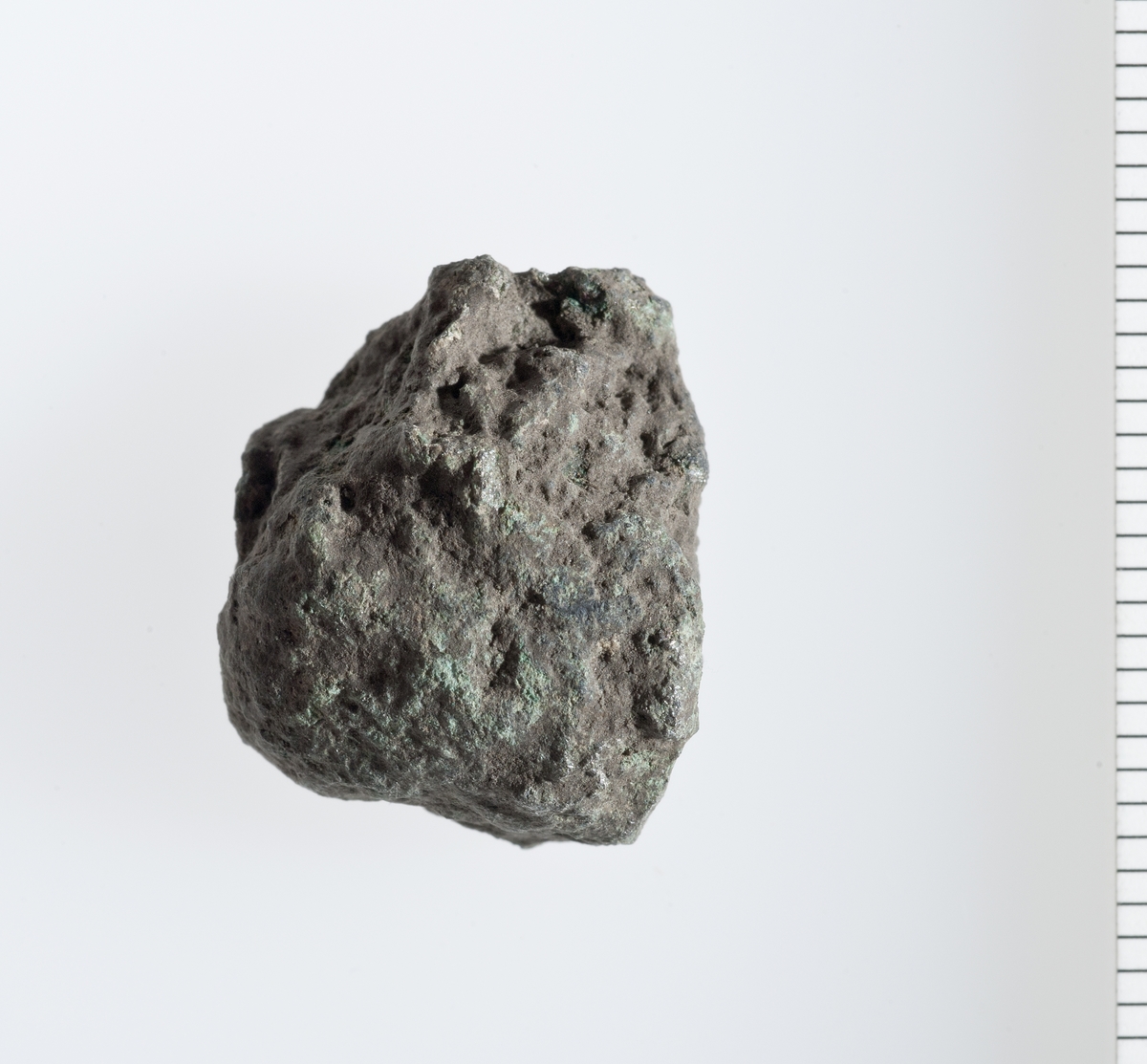 Fragment som kan være del av et gryteben. Det finnes rester av strekornamentikk på fragmentets flate side. 