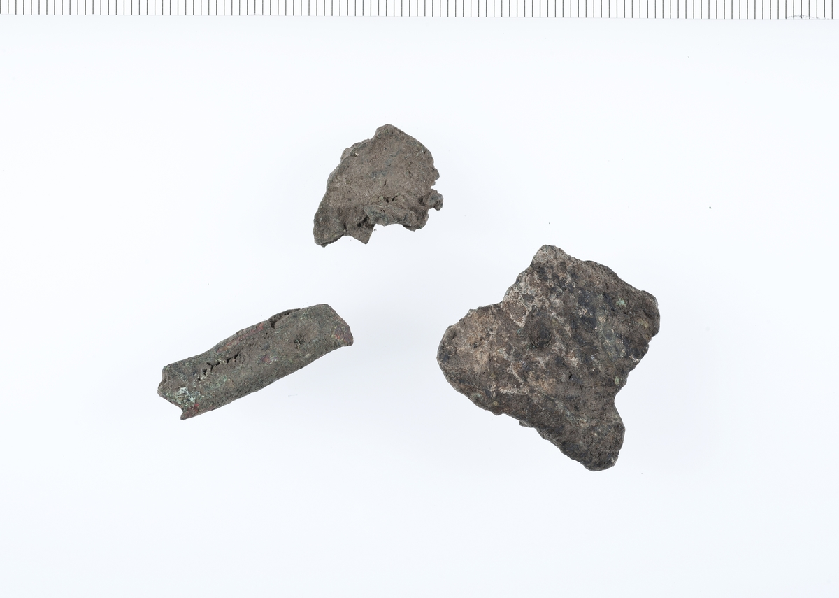 3 klumper smelteavfall