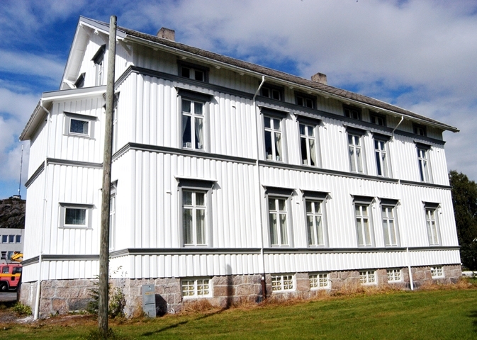 Lødingen telegrafstasjon er en tømmerbygning i to etasjer på granittmur, og dekket med skifer på taket.  Hele første etasje ble brukt som ekspedisjonslokaler for telegram fram til 1936. Etasjen inneholdt gang, ytre skranke, indre skranke, Morsesal, Wheatstonesal og Siemenssal.
I annen etasje hadde telegrafinspektøren sin leilighet og sine kontorer fram til 1913. Da rikstelefonen kom, fikk også denne plass i annen etasje. I loftsetasjen var det fire hybler med alkover, gang og et åpent loftsrom som ble brukt som tørkeloft og arkiv.