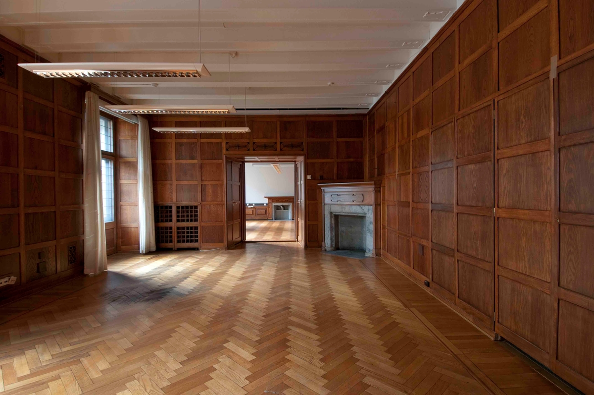 Telegrafbygningen i Oslo er tegnet av arkitektene Magnus Poulsson og Arnstein Arneberg i 1916. Stilmessig kan bygget betegnes som nasjonalromantisk/jugend. Av spesiell antikvarisk interesse er fasadene kledd og utsmykket med hugd granitt, i tillegg til hovedtrappen i marmor med den gedigne lysekronen og publikumsekspedisjonen med inngangspartiet og taket samt Telegrafstyrets kontorer i 3. etasje. Innvendig er bygget så og si fritt for treverk. Det skulle være et brannsikkert monumentalbygg, som skulle hegne om det som tidlig i 1920-årene var landets viktigste nervesenter. Det er brukt norsk marmor i alle trapper og på gulv i fellesarealene, og ornamenter er hugd i stein eller støpt i betong. Bygget huser Norges kanskje største lyekrone - en messinglysekrone i hele seks etasjer mindt i trappeløpet. 