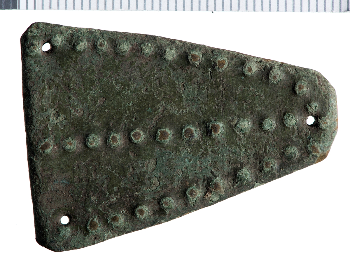 Tre linjer med punslede punkter, to langs hver av de lange sidene samt en vertikalt langs midten. Hhv. 11, 12 og 13 punkter i hver linje. 36 til sammen.