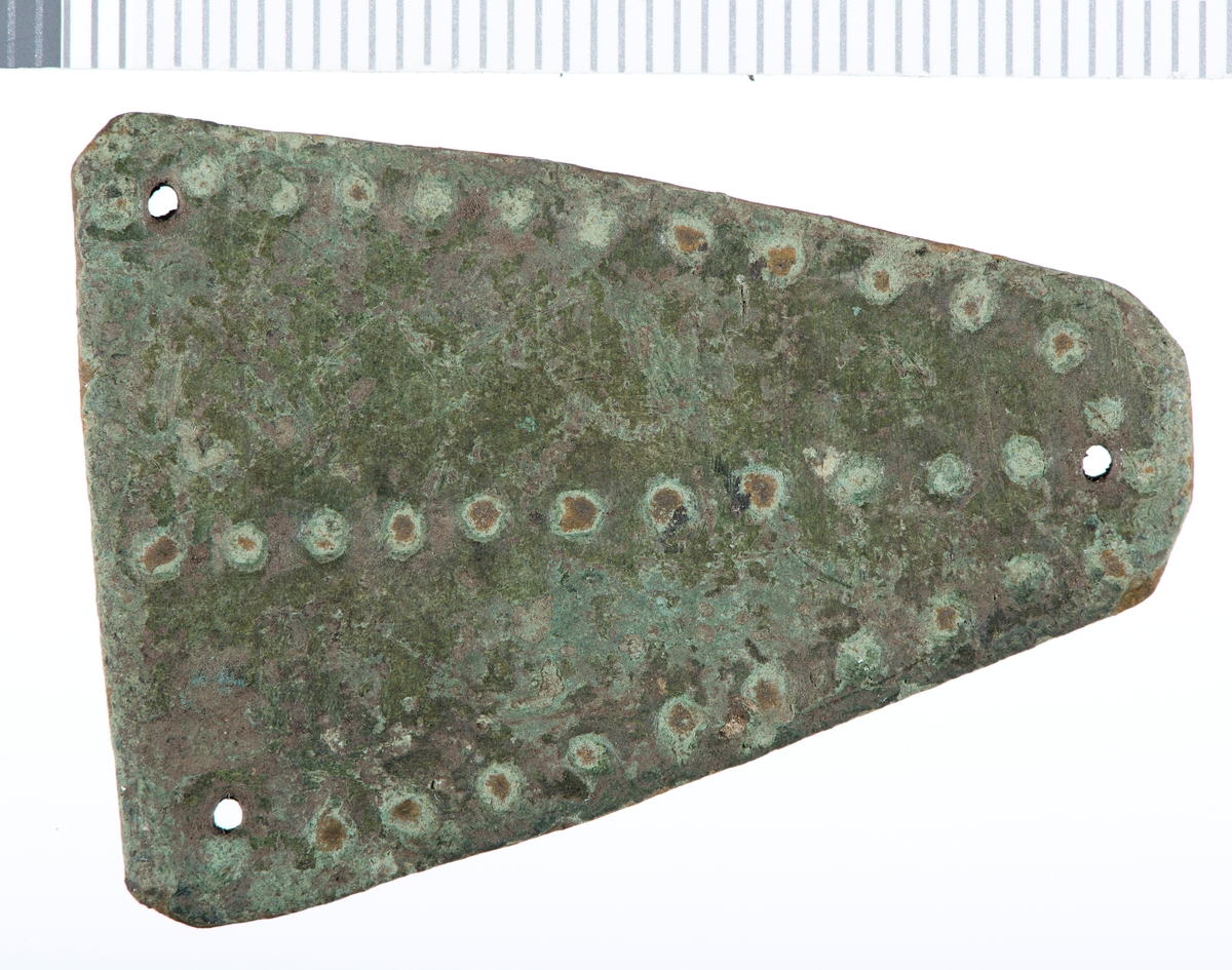 Tre linjer med punslede punkter, to langs hver av de lange sidene samt en vertikalt langs midten. Hhv. 11, 12 og 13 punkter i hver linje. 36 til sammen.