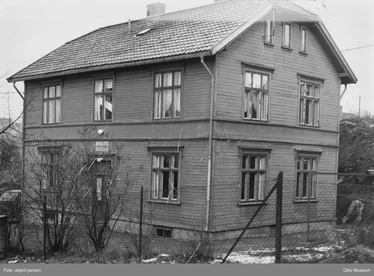 Bryn politistasjon, trehus, hage