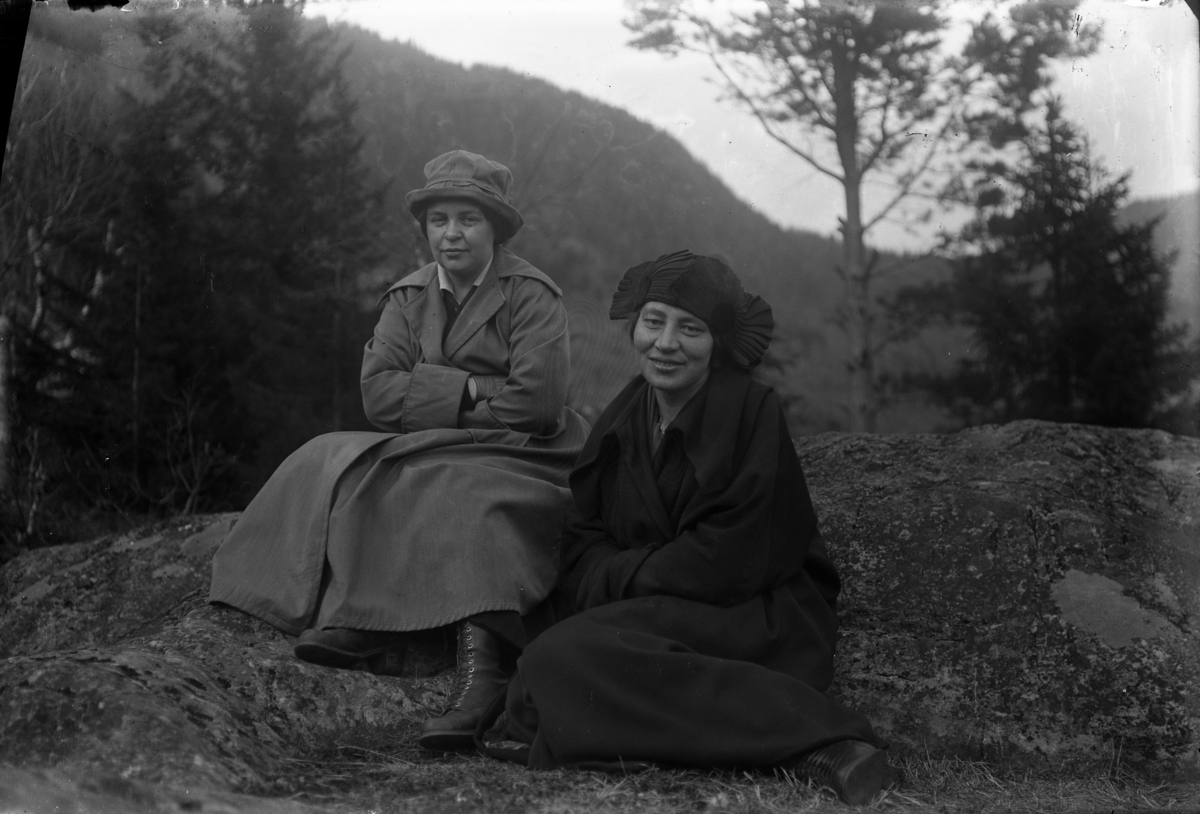 Fotsamling etter Hans Tveito. Kristiane Tveito og Hilde Sandåk (f.Sending)