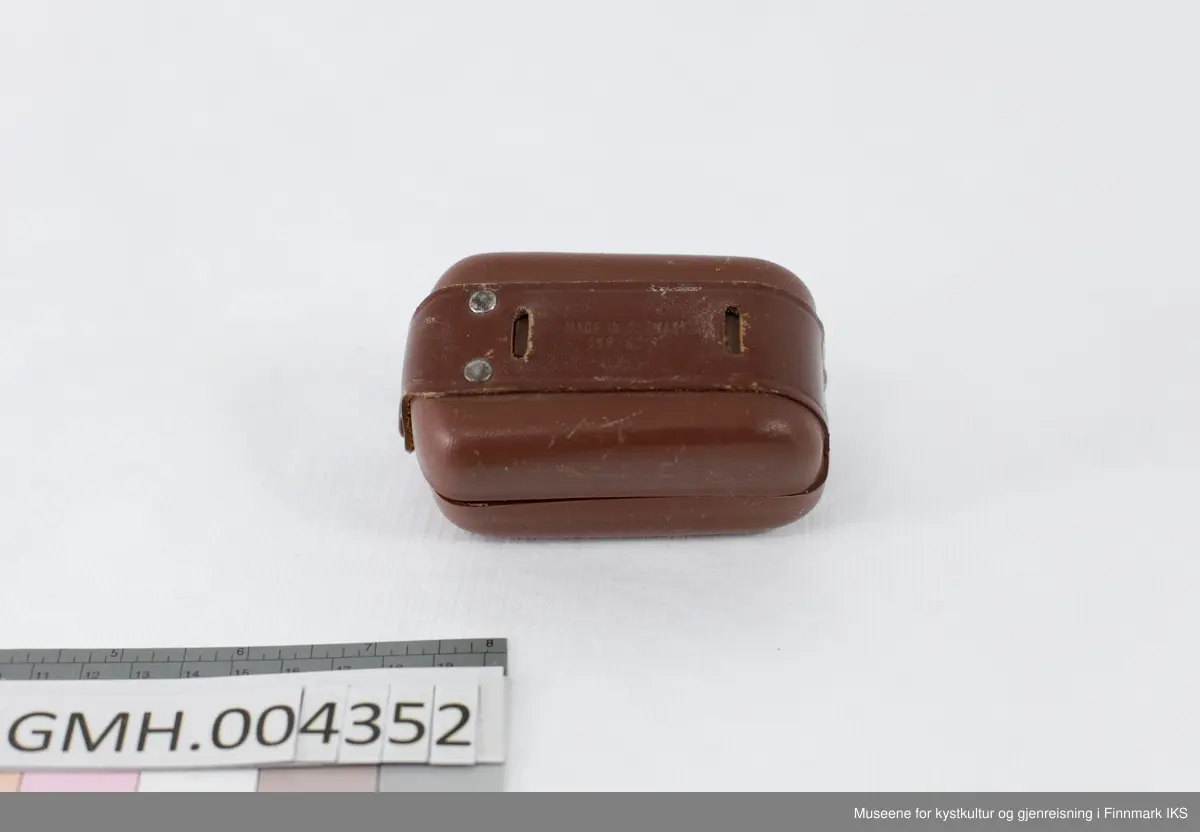 Åpner man blitsen, så kan man vifte ut 7 tynne, bøyde aluminiumsplater, som omgir blitslampen. Under det befinner seg batterirommet og en spiralledning som tilkobles til fotoapparatet. Denne Agfa-fotoblitsen har en tilhørende etui i lysebrun plast med en påsatt skinnreim på baksiden.