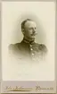 Porträtt av Carl Oskar Gustaf von Bahr, officer vid Värmlands fäljtjägarekår I 26.

Se även bild AMA.0001857 och AMA.0022089.