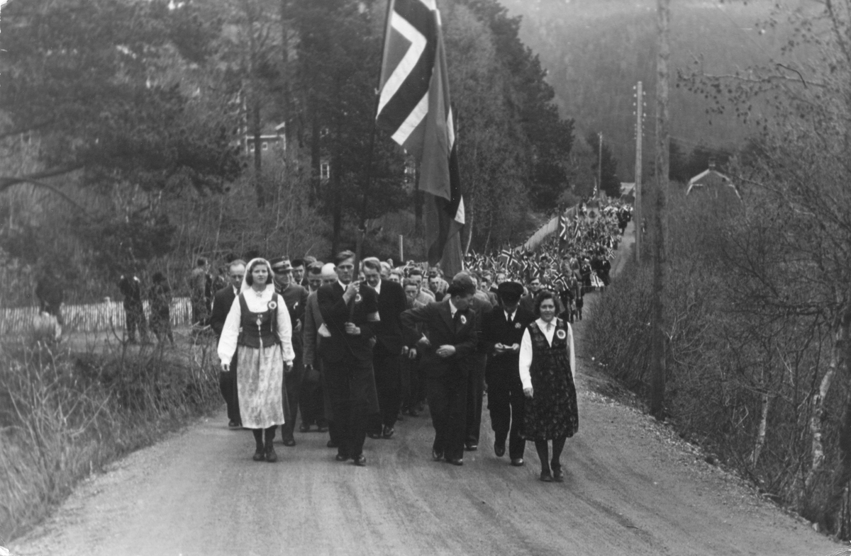 17.maitoget på vei opp Løkkenbakkene ved 40-brakkene.