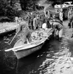 På väg ut med båten för att fiska i en sjö i Bottnaryd.