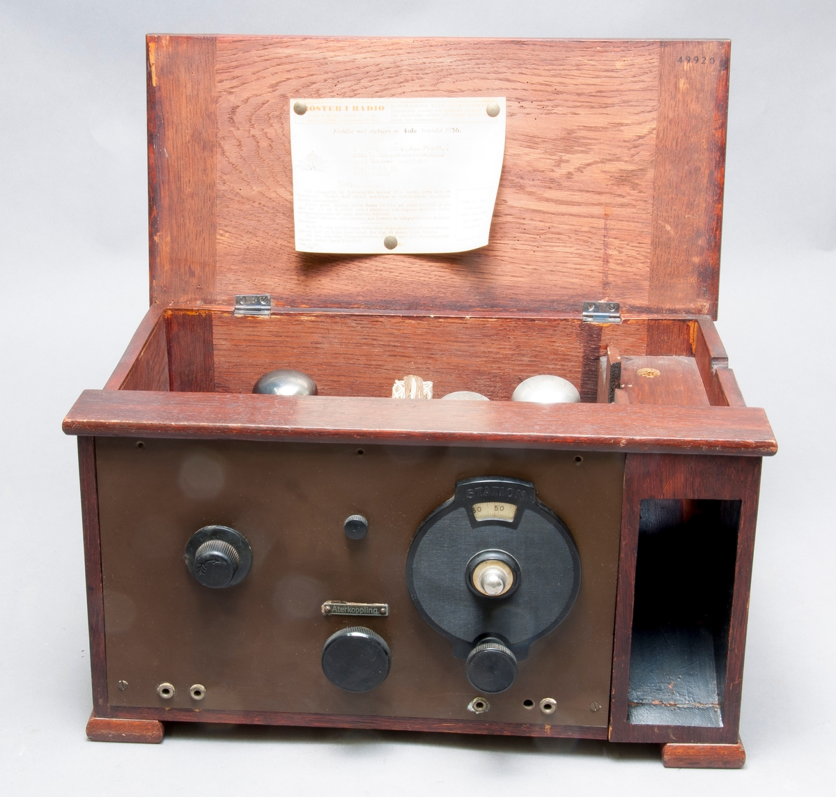 Radiomottagare med inbyggd högtalare, i låda av trä. Elektronrörsförstärkning, inställning för återkoppling.
Med licens daterad fjärde kvartalet 1936 fäst i locket.