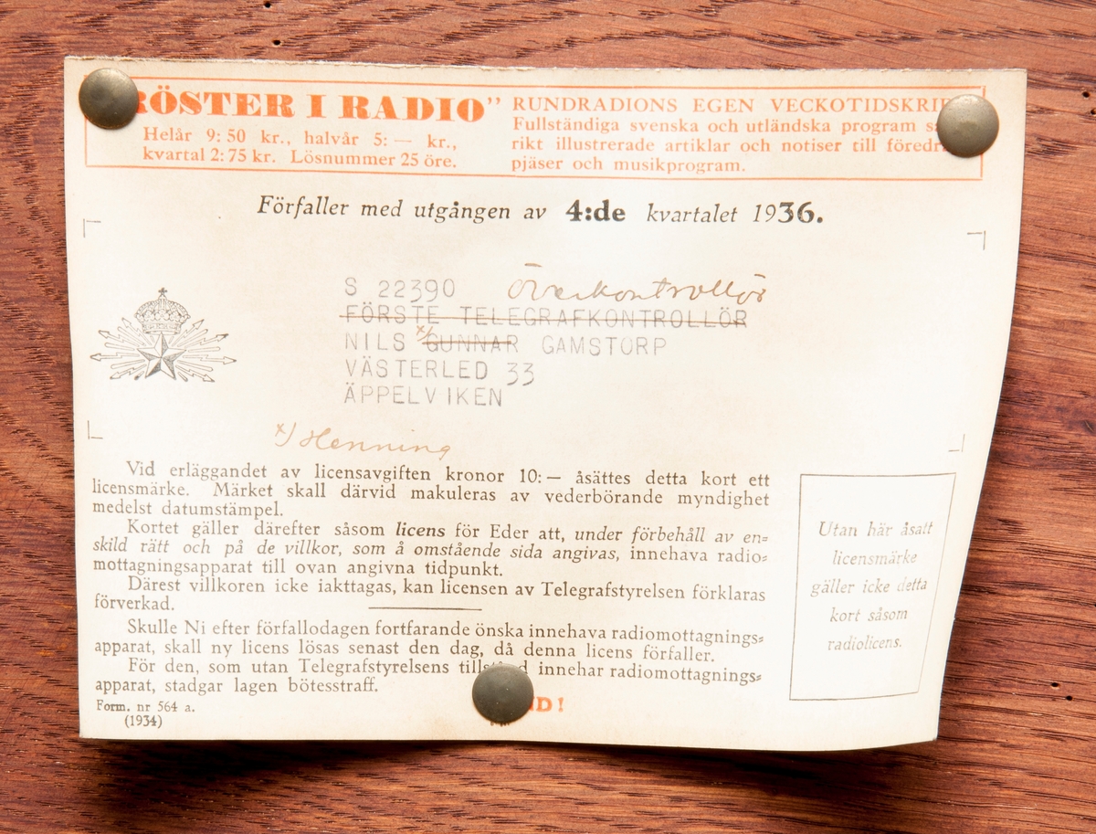 Radiomottagare med inbyggd högtalare, i låda av trä. Elektronrörsförstärkning, inställning för återkoppling.
Med licens daterad fjärde kvartalet 1936 fäst i locket.