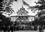 Folksamling kring badhuset på Mösseberg vid dess 25-årsjubileum.