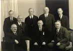 Hantverksföreningens styrelse 1936. Rad 1 fr. v.: tapetsör Klas Stenberg, skomakarmäst. Karl Rydell, målarmäst. Hjalmar Karlsson. Rad 2: bagarmäst. Gunnar Blomgren, frisörmäst. Gustav Johansson,slöjdlärare Gustav Andersson, slaktarmäst. Ernst Gideon Claesson, tapetsör Erik Malmsten.