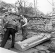 En gravsten flyttas.