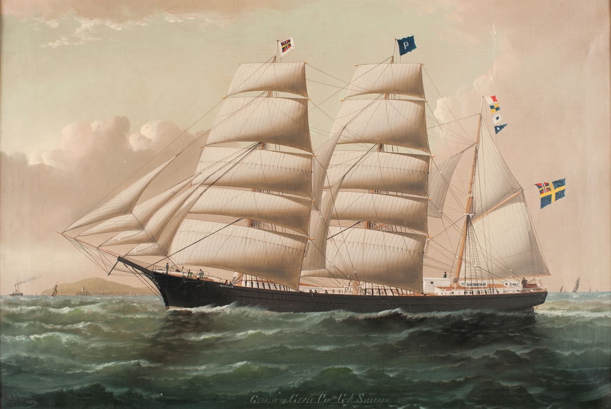 Oljemålning på duk i kilram. Barkskepp, "Gevalia af Gefle. Captn. G. A. Sjöström 1890"". Fartyget ligger för styrbords halsar, förande alla segel. På förtoppen unionsgös, på stortoppen blå flagga med ett vitt P (rederivimpel: S. F. Pousette), samt på mesantoppen namnsignal (HLSD). Under gaffeln svensk flagga med unionsmärke. Svart skrov.
Stävornament