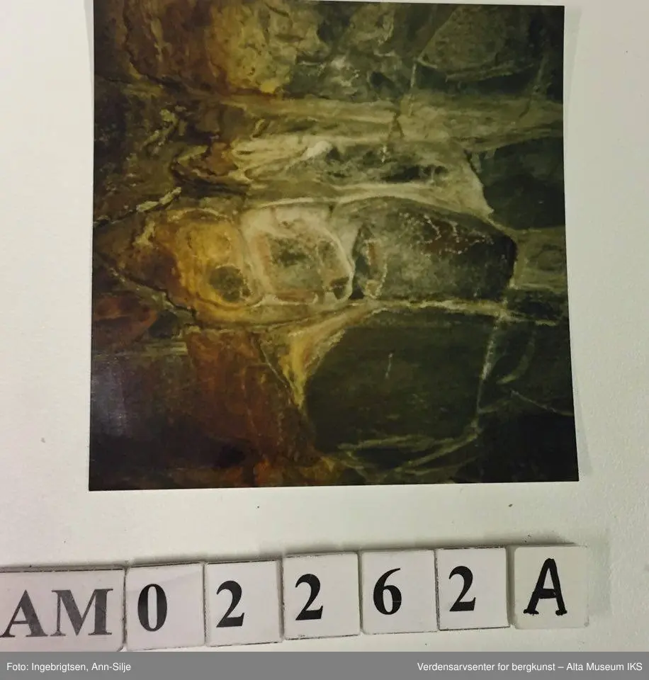 Bilde A: Bergvegg med hellemaleri av bl.a. en fugl. De andre motivene er uklare.
Bilde B: Bergvegg med maleri av figurer, bl.a. en som ligner på rein eller elg.
Bilde C: Bergvegg med maleri av flere figurer som er vanskelig å tyde på bilde. Det er en figur somer tydelig - det samme som på bilde B, en rein eller elg.