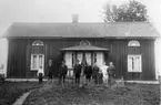 Klockaregården. Huset revs 1925. Einar J., Fredrik J., Klas G., Fritz G., Gustav och Johanna Elvira G., Elin G., Vera J., Ragnar.