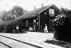 Odensbergs järnvägsstation och stinsbostad.
Stationshuset från omkring 1900. Huset revs 1970, men redan 1962 drogs bemanningen in. Poststationen upphörde 1966. Personerna från vänster: Stinsen August Sahlin med maka Johanna. Småflickorna Ebba och Ingeborg Gustafsson samt dottern till stinsen Olga Sahlin. Lanthandlaren Karl A. Gustafsson med maka Elisabet och sonen Folke. Mannen på trappan okänd.
August Sahlin var förstestins mellan åren 1893-1918