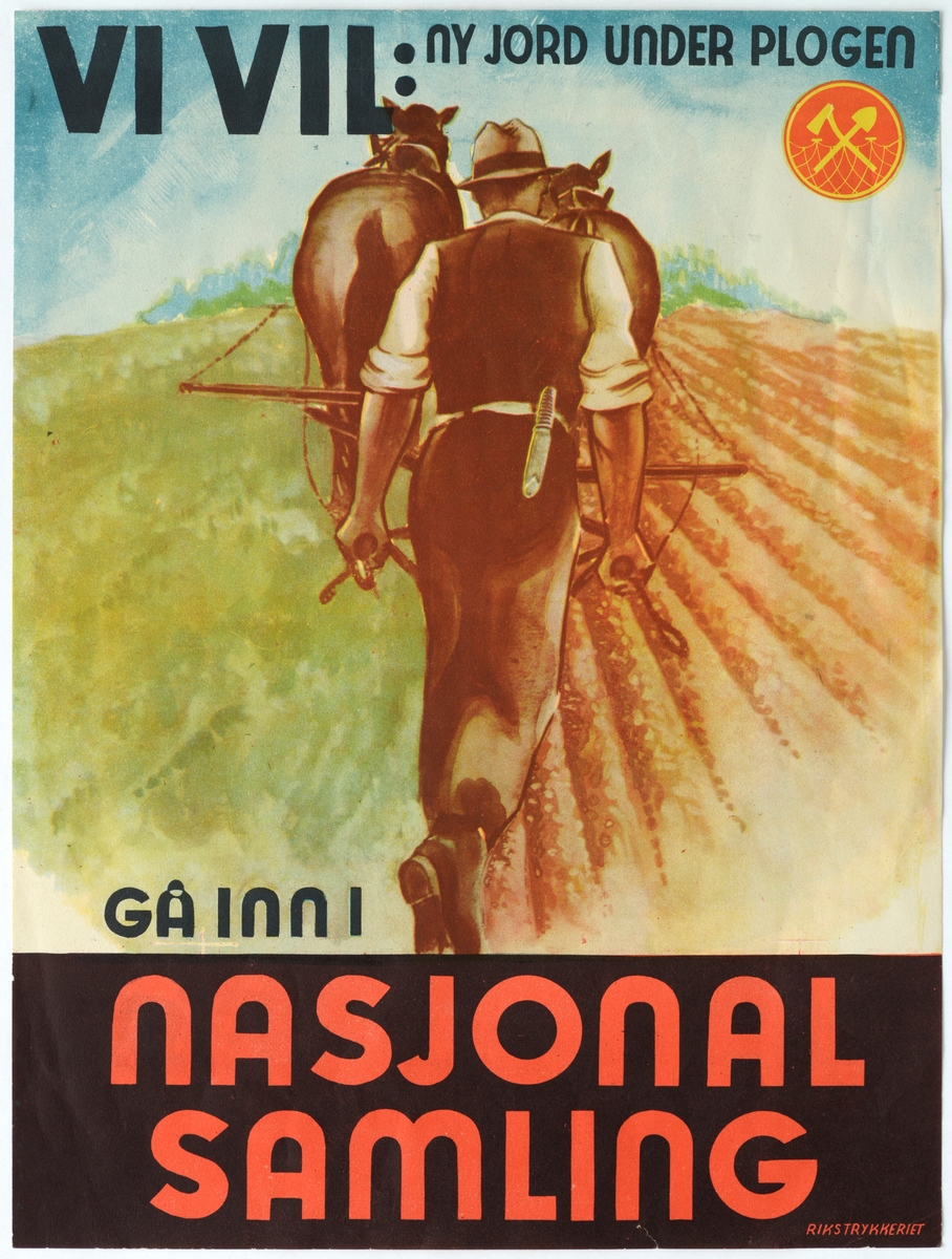 Bonde pløyer åkeren.  Går bak to hester.