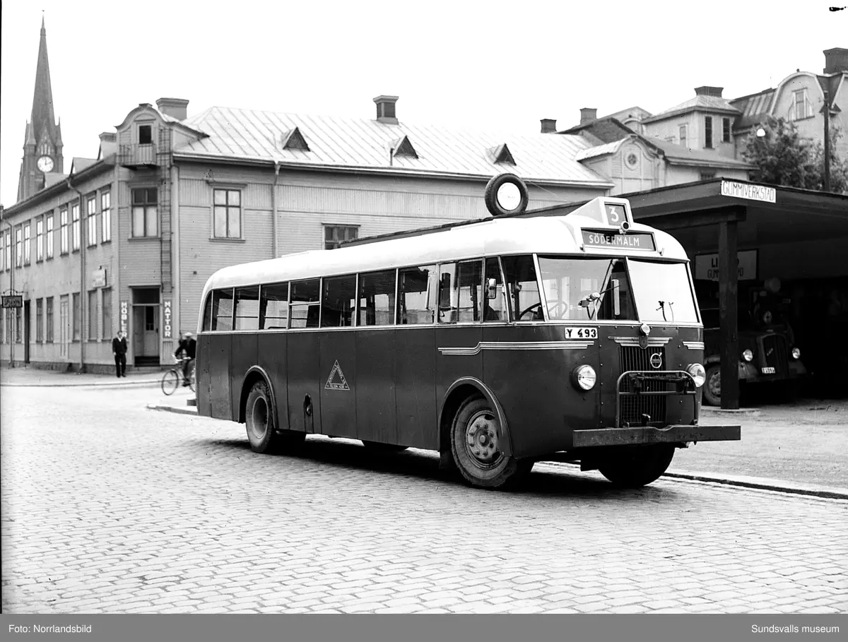 Södermalmsbussen fotograferad invid macken som låg vid Storgatan-Hovrättsbacken. Bakom syns hörnhuset i kvarteret Målaren där det numera (2016) är polisstation.