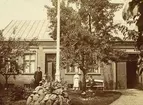 Vykort till Fru Kristin Gullberg Ahlgatan Trälleborg, hus på norregatan 35, kvarteret Nordpolen hus å tomt nummer 13 (196), foto från öst mot väst omkring år 1900, i förgrunden förgårdsträdgård åt Norregatan, på bilden ägaren lantbrukare Anders Olsson, förut ägare av gården nr. 1 Villie Lilla Slågarp. Dottern Lydia gift med byggnadsingenjör Ragnar Roslund i Trelleborg. Sonen Albert Otto Weige civilingenjör hos ASEA i Stockholm,9324