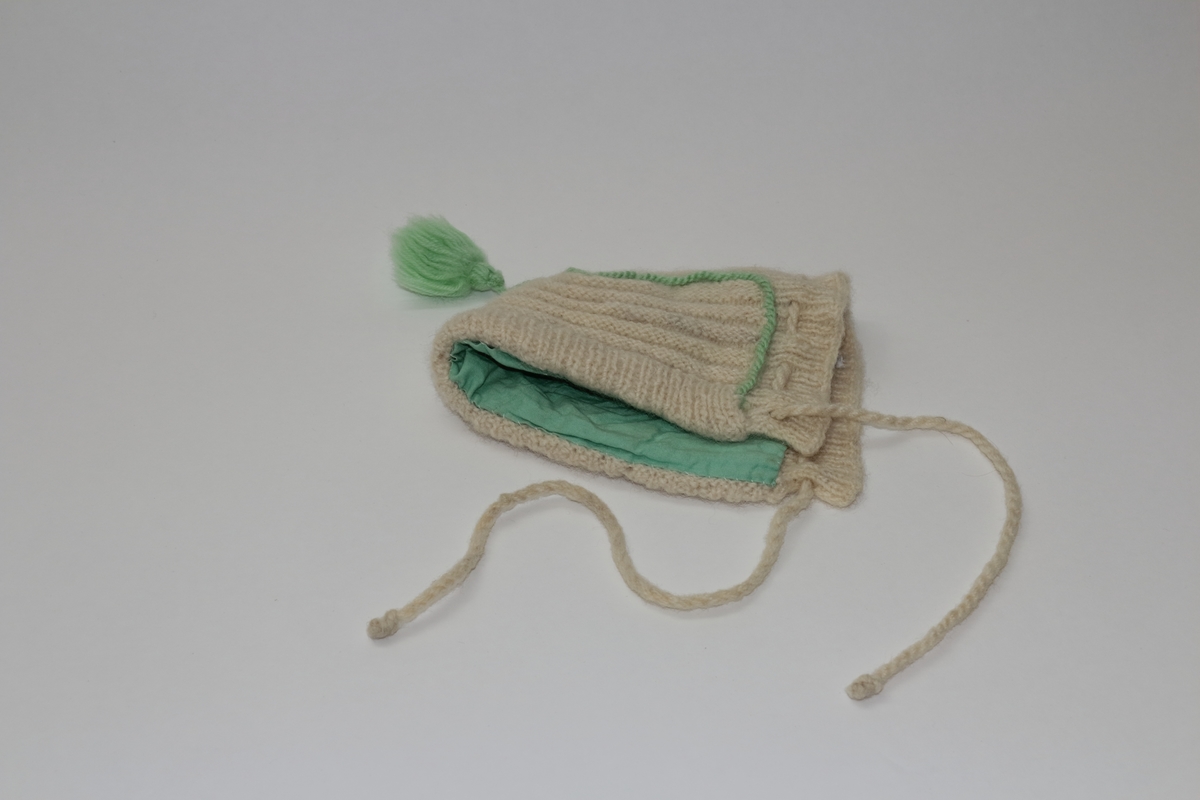 Strikka ullhue m. bomullsfor
Tvinna grøn smor og dusk påsydd til pynt