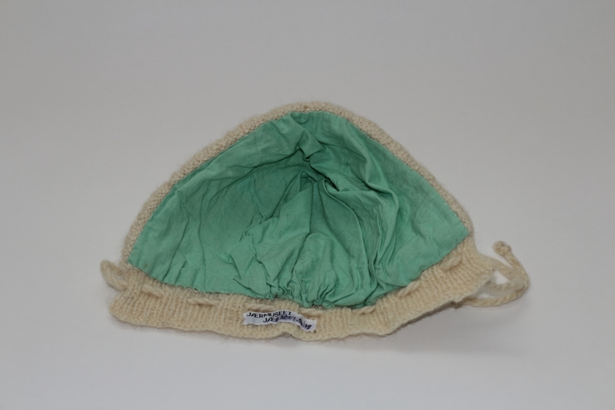 Strikka ullhue m. bomullsfor
Tvinna grøn smor og dusk påsydd til pynt