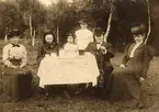 Sällskap vid kaffebord i en park (trädgård), Lina Malmqvist, doktor Pettersson, foto: N Thüring Lund.