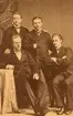 Gruppfoto ateljé, stående Christoffer Pettersson, Severin Ekman, sittande Anders Pettersson, Anders Ohlsson-Lindhfoto: Carl de Sharengrad östergatan 39 Malmö, bilden tagen innan 1878 efter 1872.