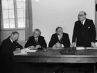 Sven Axell, amanuens Olof Andersson, professor Sven Kjellström och director musices Sven E Svensson, domare på spelmanstävling anordnad av Disa Gille, Uplands nation, Uppsala februari 1942