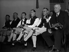 Spelmännen Ivar Tallroth, Johan Olsson, Anton Jernberg, Herbert Jernberg, Gustaf Jernberg och J A Löfström på spelmanstävling anordnad av Disa gille, Uplands nation, Uppsala februari 1942