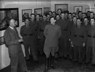 Intendent Nils Ålenius visar Olof Thunmans konstutställning för en grupp militärer, Uplands nation, Uppsala 1942