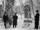 Ingenjör Aksel Atterbom talar och hans son Ragnar Atterbom håller i kransen vid hyllningen av professor Per Daniel Amadeus Atterbom på hans 150-årsdag, Uppsala gamla kyrkogård, Kungsgärdet, Kåbo