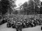 Talrik publik på försvarsfesten i Botaniska trädgården