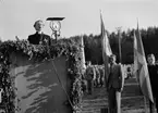 Ärkebiskop Erling Eidem talar, nationaldagsfirande på Studenternas Idrottsplats, Uppsala 1940