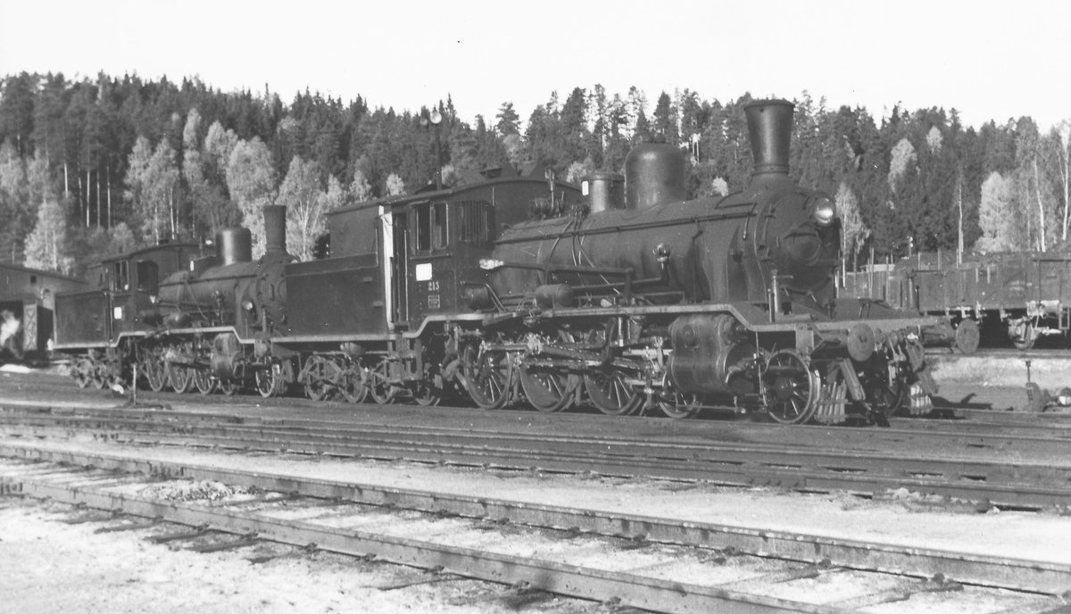 Damplokomotivene 18c 213 og 18c 245 utenfor lokomotivstallen på Hønefoss.