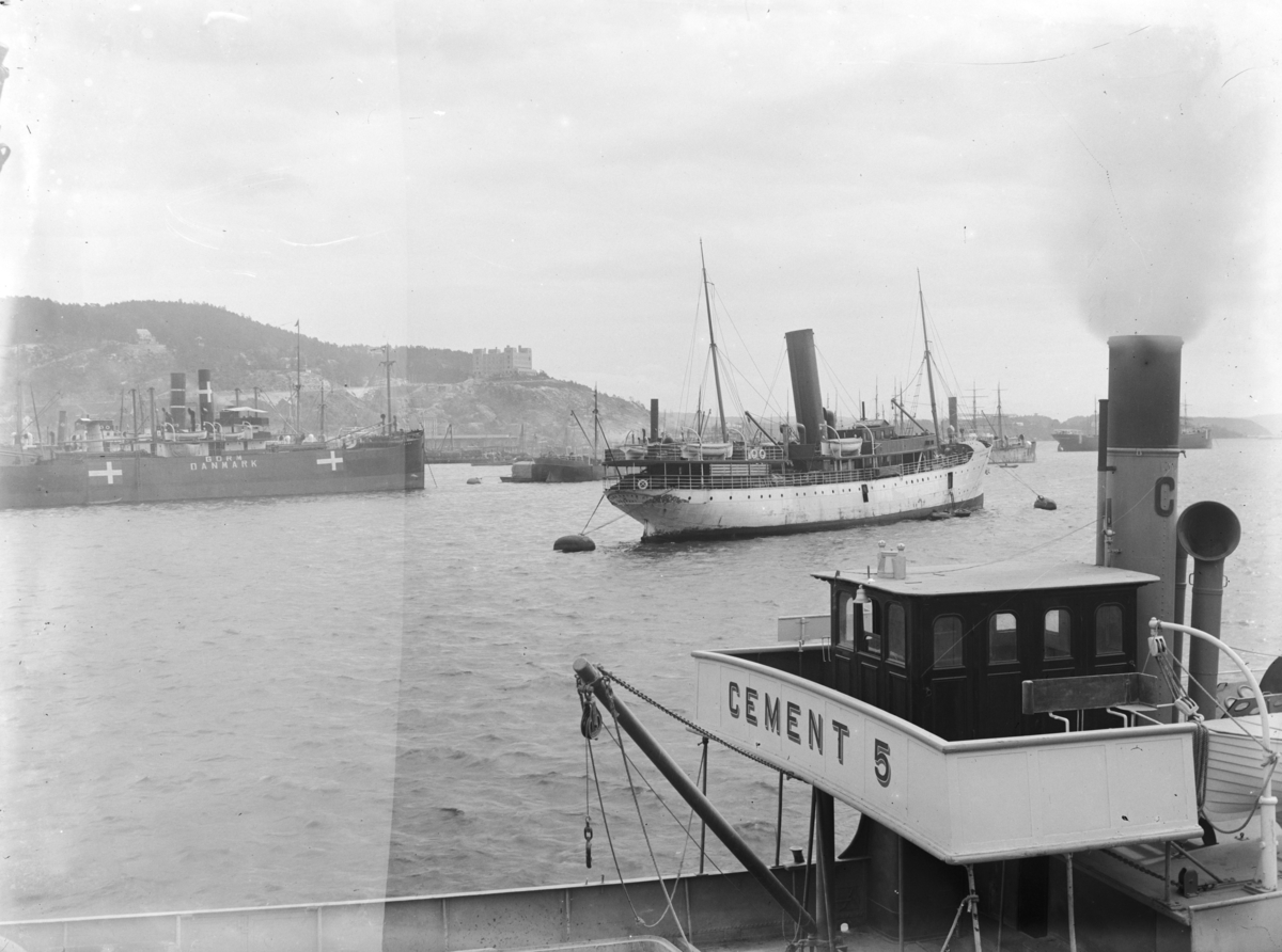 Oslo havn. Bla båtene Gorm Danmark, Cement 5.