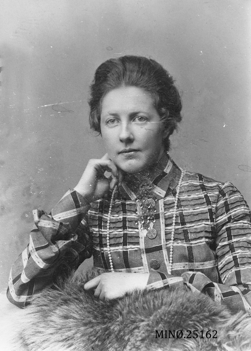 Portrett av Gudlaug Steimoen (1870-1952).
